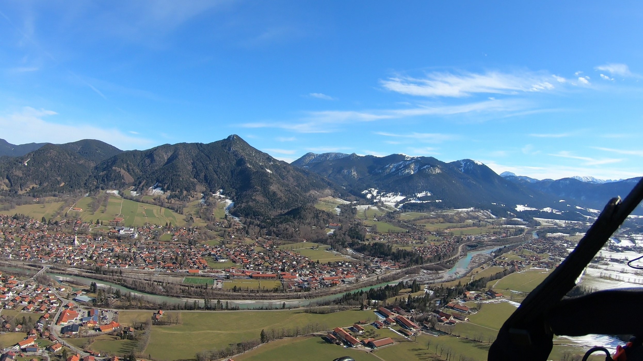 Blick vom Gleitschirm auf Lenggries